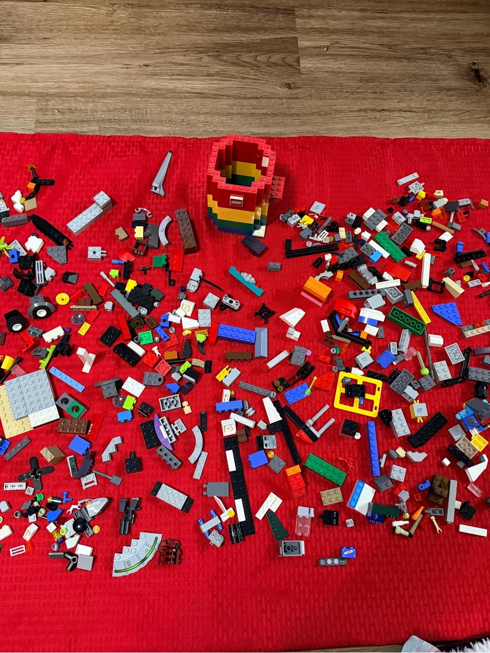 Lego mixed lot with recon Lego and small pieces w minifigures